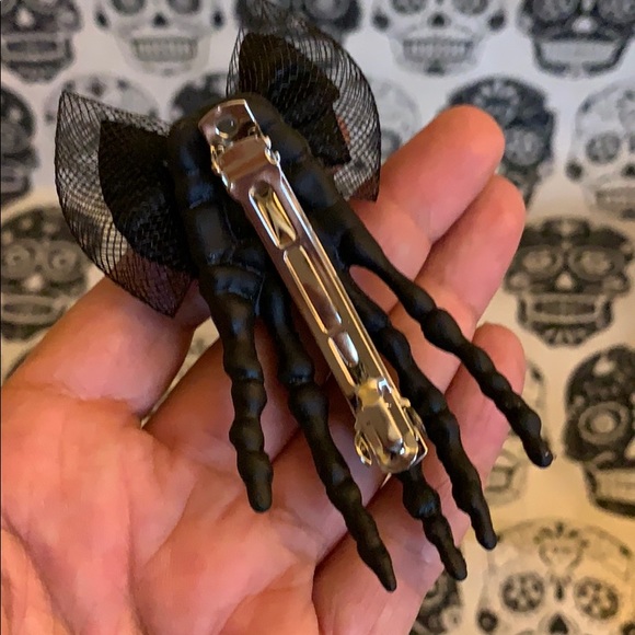 Black skeleton hand hair clip with blue jewel 💎 - Picture 4 of 16